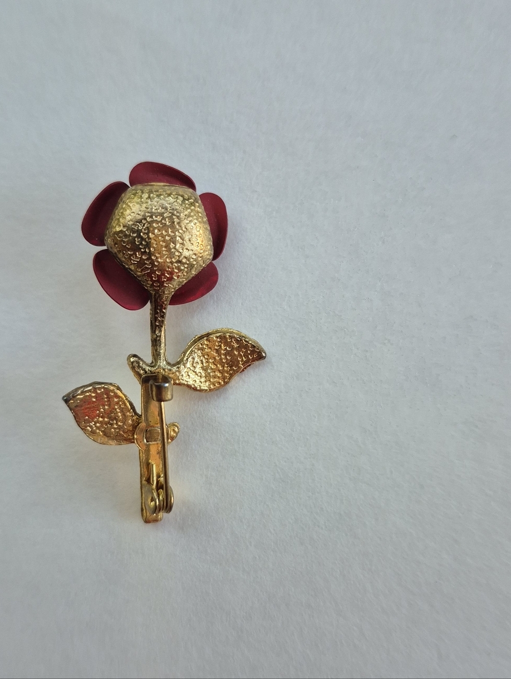 Vintage rose brooch, pin with Goldtone Leaves And Stem - Picture 4 of 5